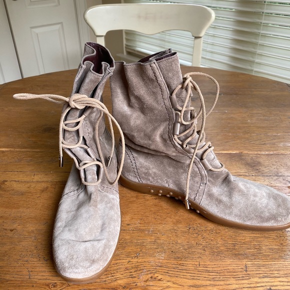 Tod's Shoes - Tods beige suede lace up driving boots